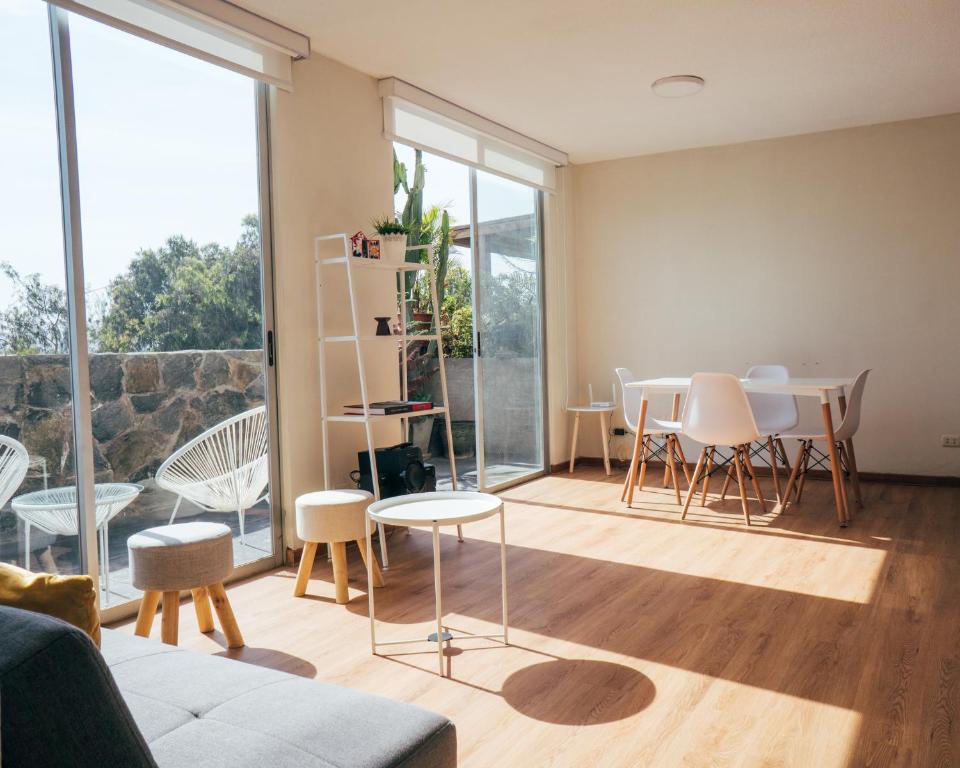 sala de estar con mesa y sillas en Acogedor departamento con amplia terraza en Lima
