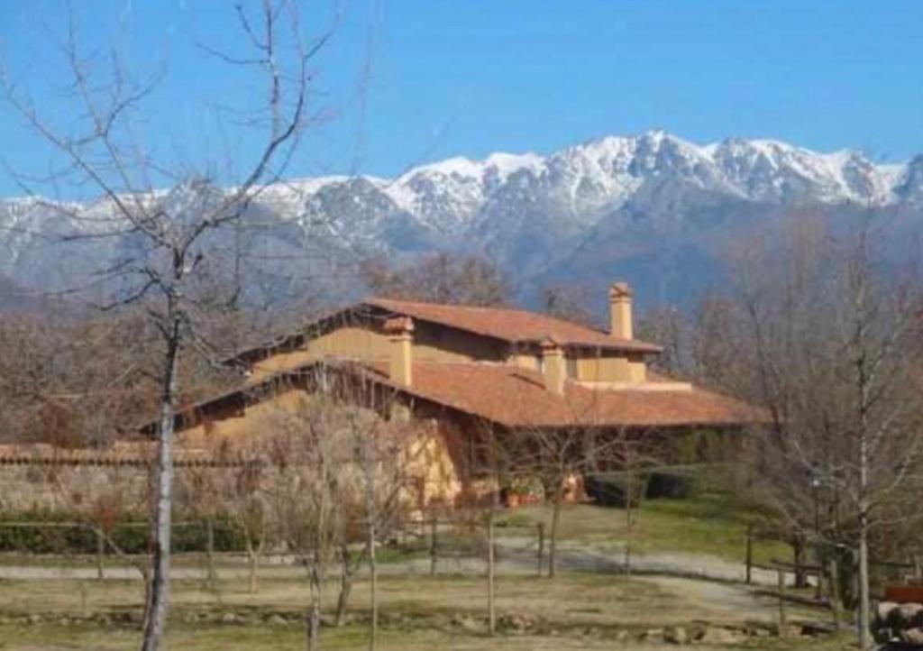 ビジャヌエバ・デ・ラ・ベラにあるFinca La Herrería Casa Ruralの雪山を背景にした家