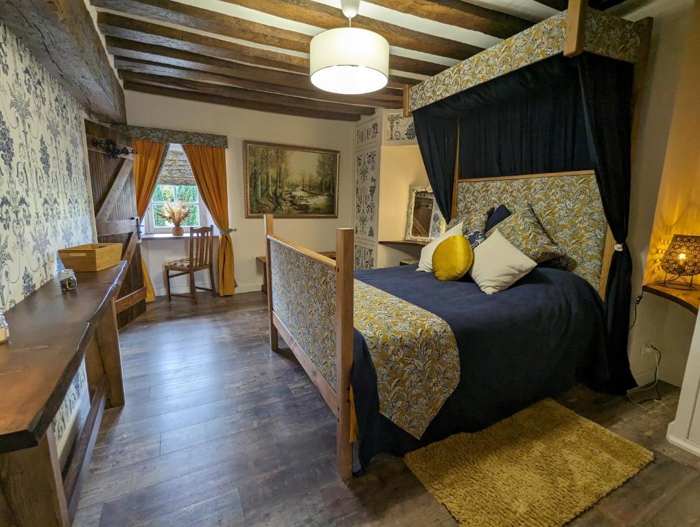 sypialnia z łóżkiem z baldachimem w obiekcie Chateau De Montmagner w mieście Arnac-la-Poste