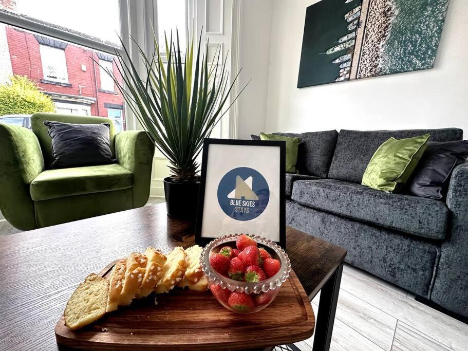 uma sala de estar com uma mesa com uma taça de fruta em Middleton House by Blue Skies Stays em Hartlepool