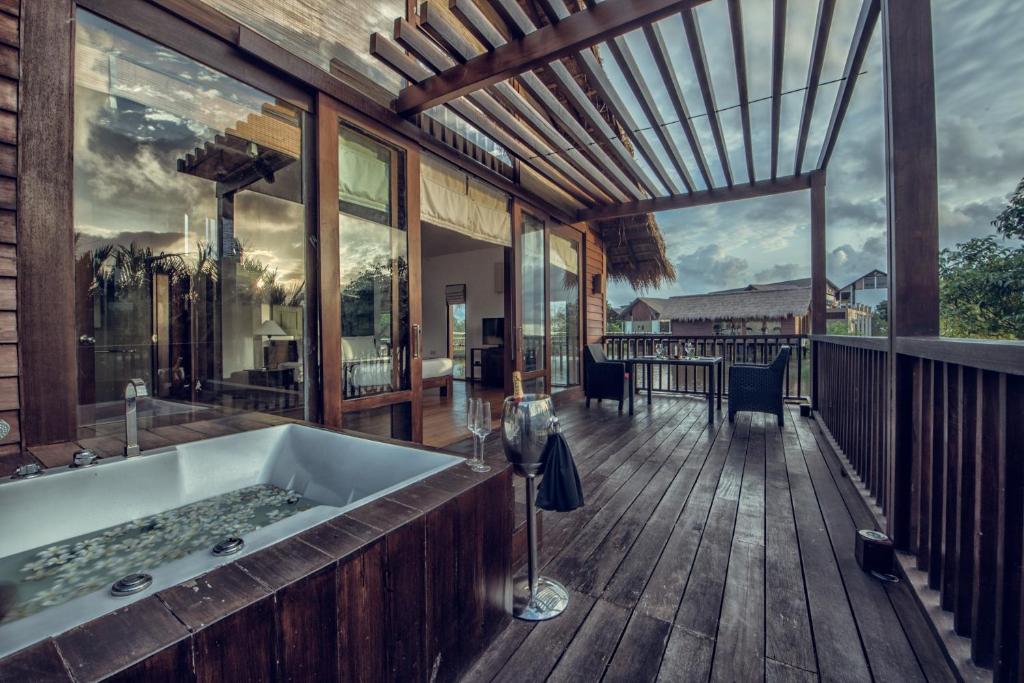 Balkón nebo terasa v ubytování Suriya Resort