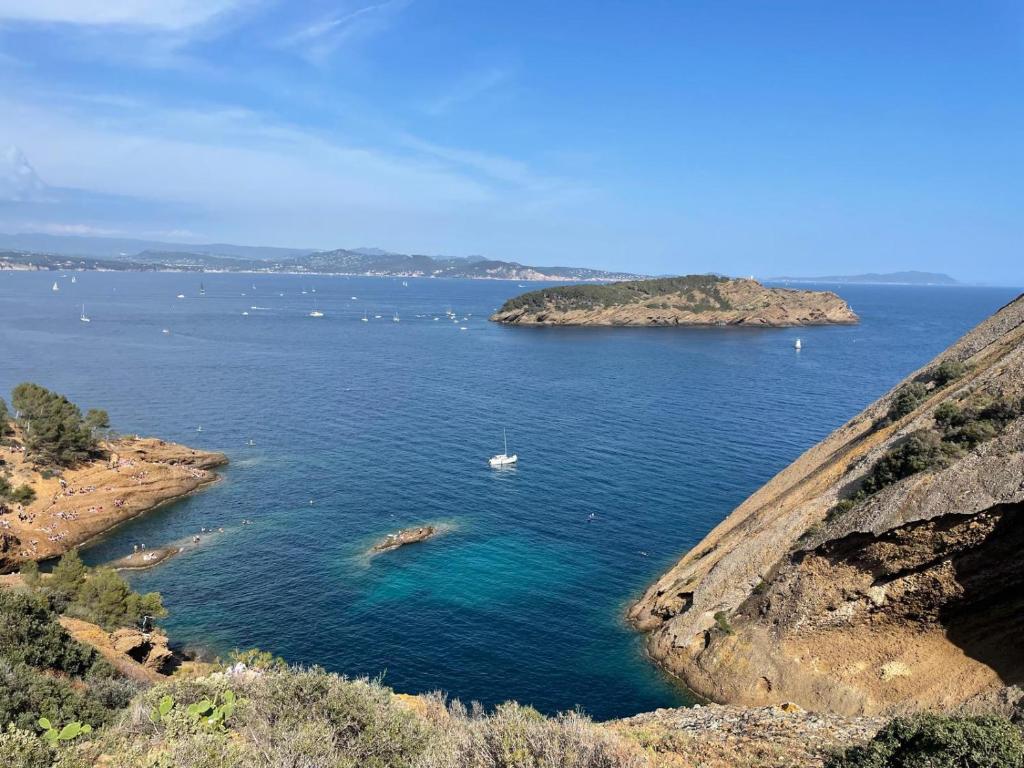 une grande étendue d'eau avec des bateaux. dans l'établissement Agréable studio avec cave et parking privatif, à La Ciotat