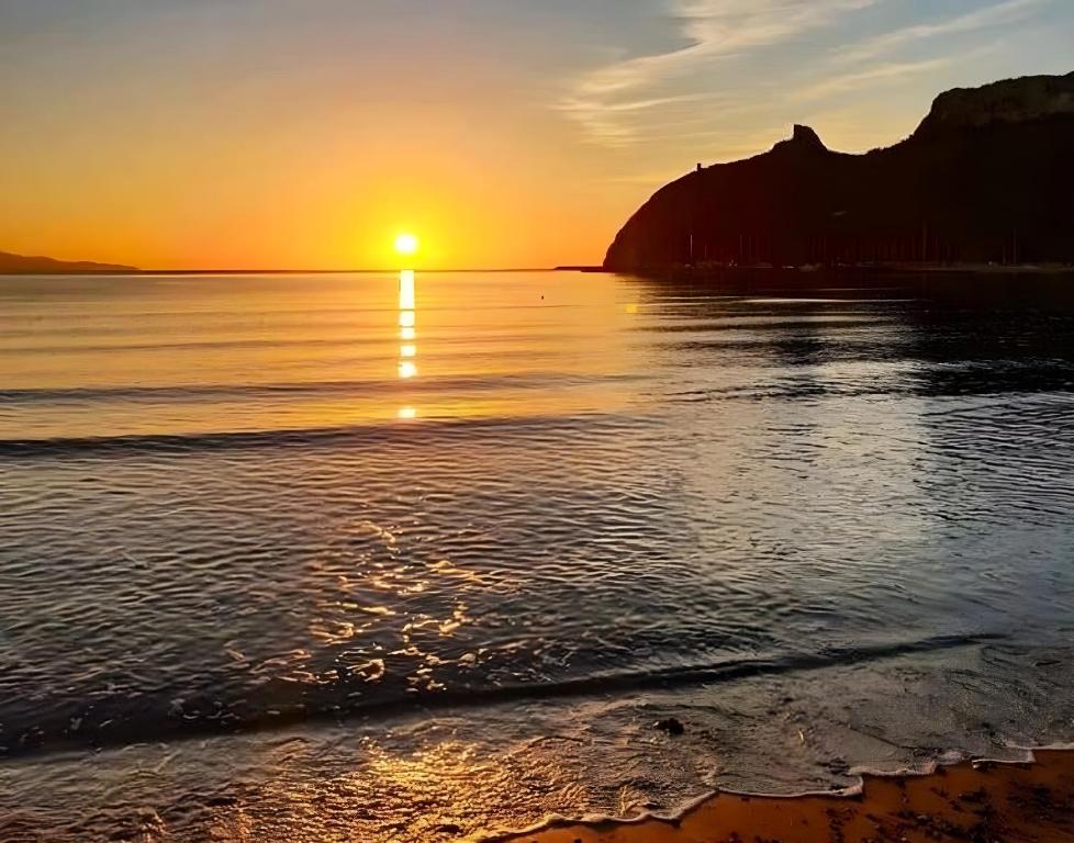 puesta de sol en la playa con puesta de sol en Domus Sarda, en Capitana