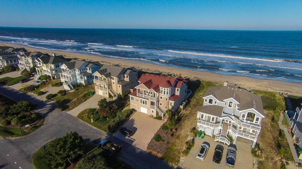 una vista aérea de una casa en la playa en OCEANFRONT, Private Pool, Ocean Views, Private Beach Access, PI250, Windrift, en Sanderling