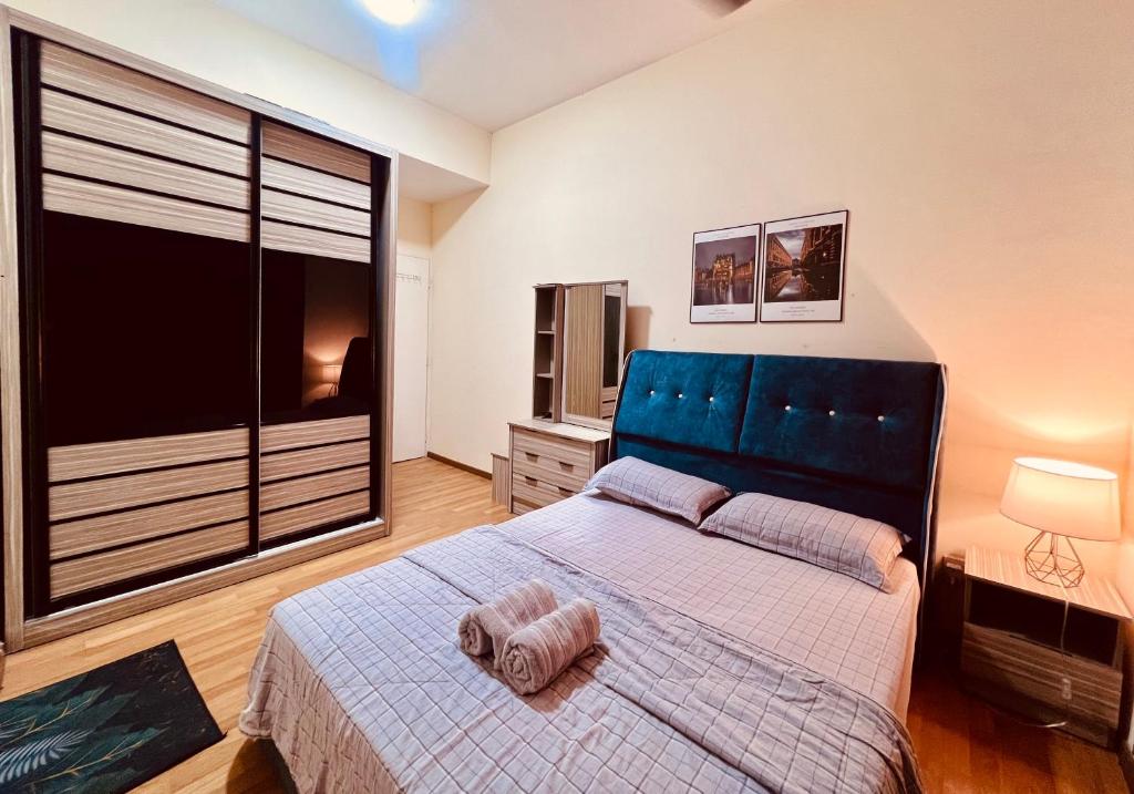 ein Schlafzimmer mit einem großen Bett und einem großen Fenster in der Unterkunft HOMESTAY MELUR in Sandakan
