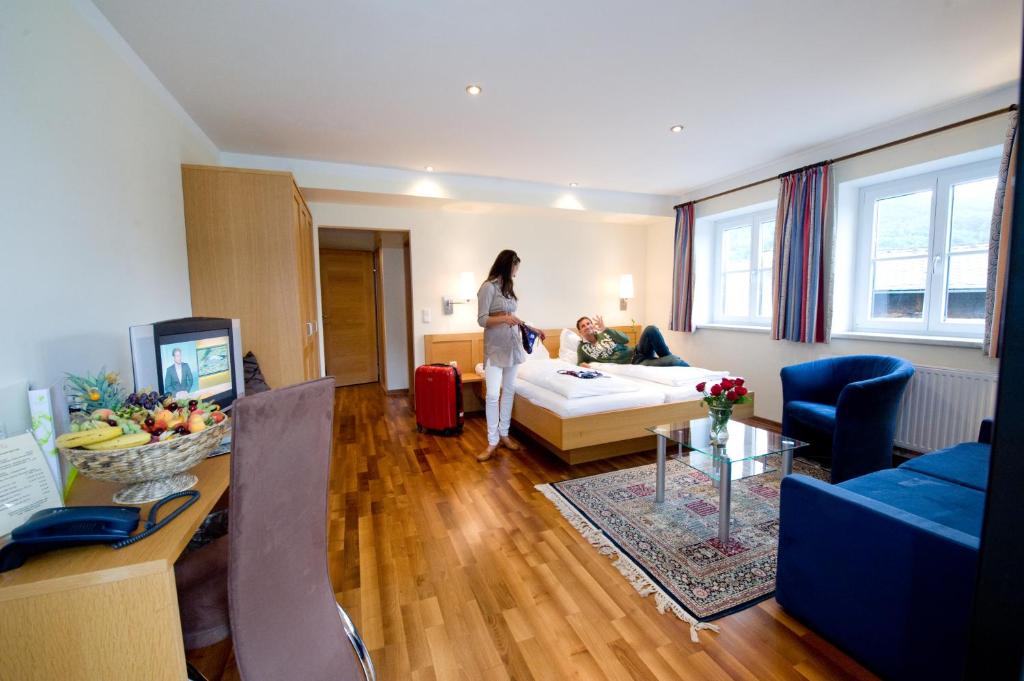 TV a/nebo společenská místnost v ubytování Hotel Bürglstein