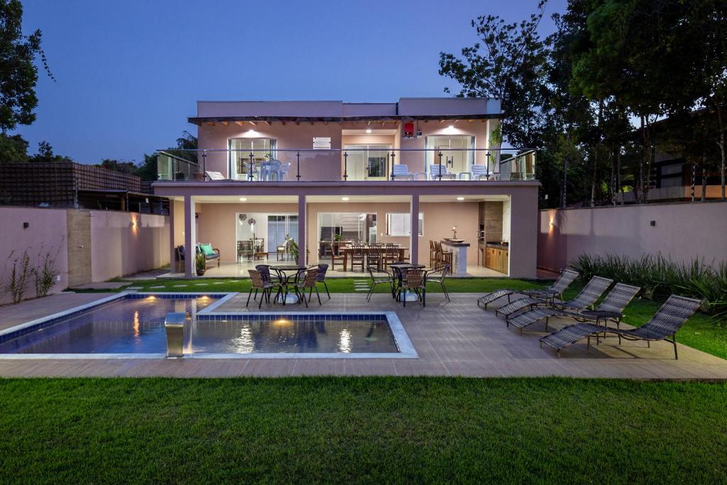 アライアル・ダジュダにあるMuito espaço para criançada brincar! Casa com Piscina e Churrasqueira Privativa! Até 14Paxの庭にスイミングプールがある家