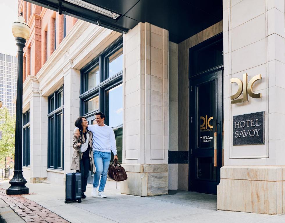 un hombre y una mujer parados fuera de un edificio en 21c Museum Hotel Kansas City en Kansas City