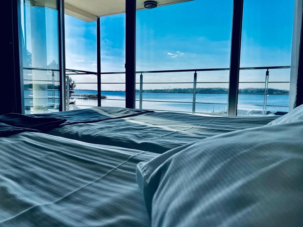 dwa łóżka w pokoju z dużym oknem w obiekcie Marina Diana w Białobrzegach