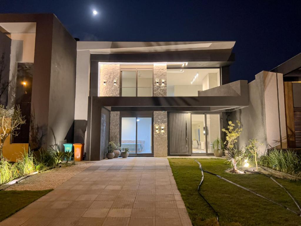 a house with a pathway leading to the front door at Casa em condomínio fechado in Xangri-lá