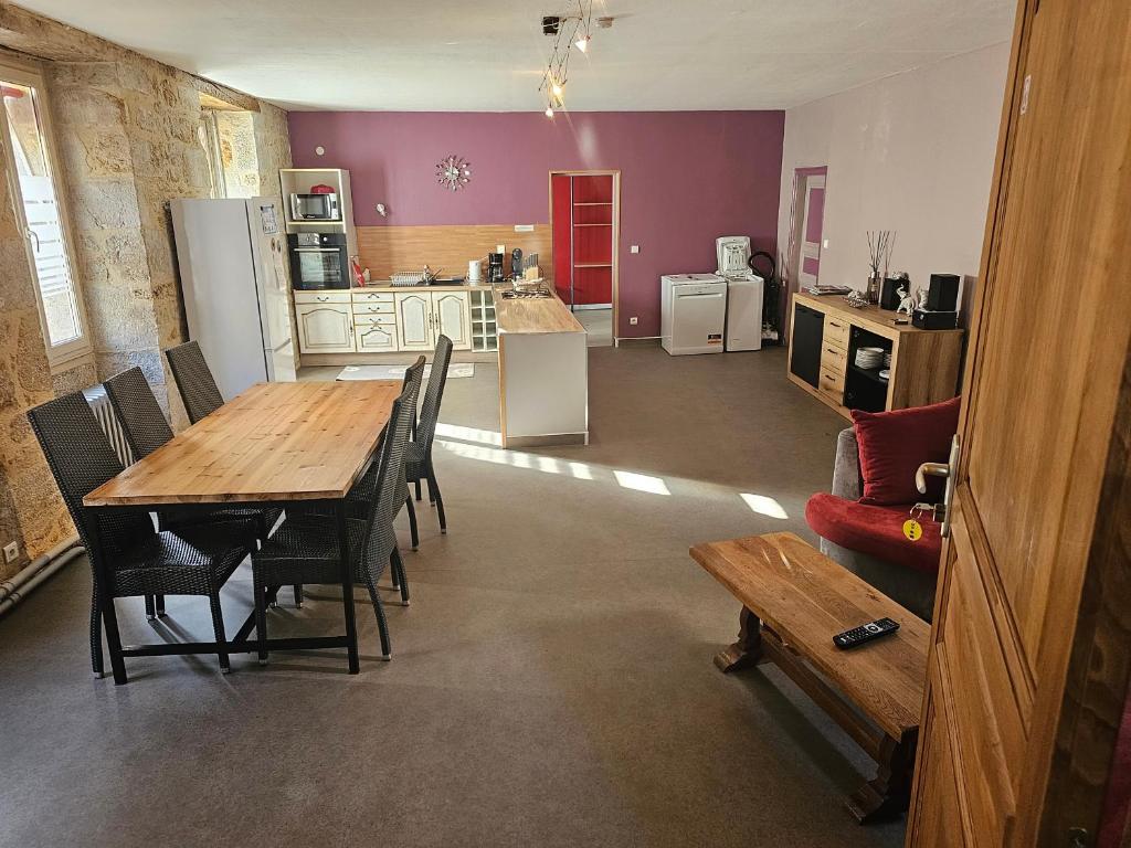 uma cozinha e sala de jantar com mesa e cadeiras em Chez les chtis de vayrac em Vayrac