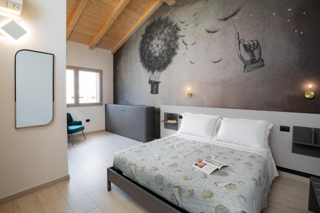 um quarto com uma cama e um quadro na parede em Theodore Rooms em San Teodoro