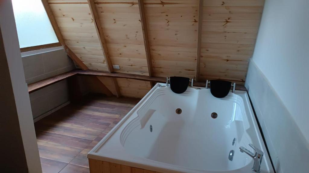 eine Badewanne in einem Zimmer mit Holzdecke in der Unterkunft Finca La Rivera in San Agustín