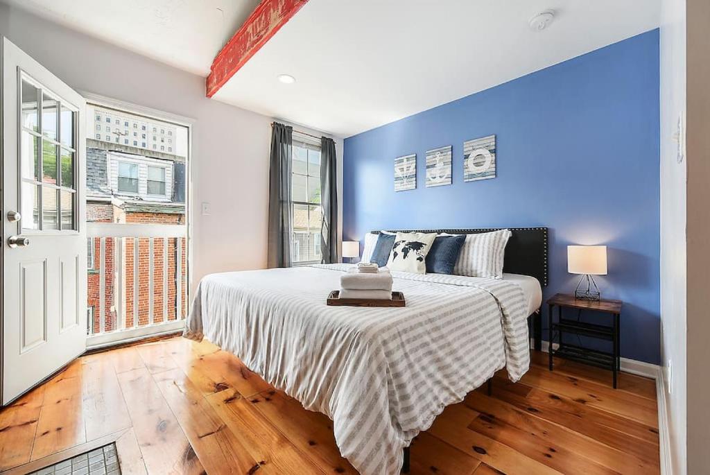 Ένα ή περισσότερα κρεβάτια σε δωμάτιο στο HostWise Stays - The "Row" House - Beautiful Space, Two King Beds