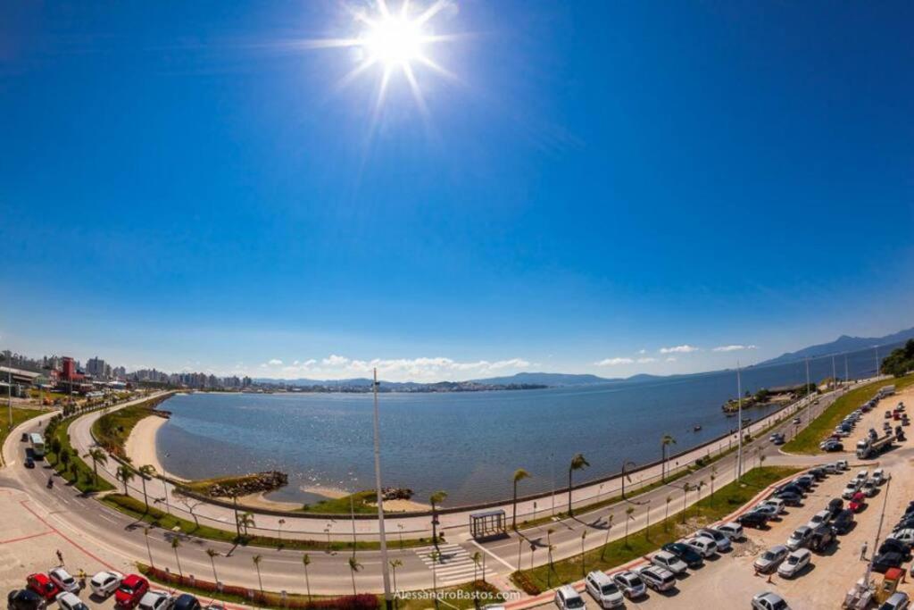 uitzicht op een parkeerplaats naast een waterbak bij Studio panorâmico vista mar in São José