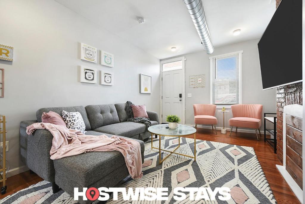 ein Wohnzimmer mit Sofa und Tisch in der Unterkunft HostWise Stays - Free Parking, Highly Walkable, 2 Full bathrooms in Pittsburgh