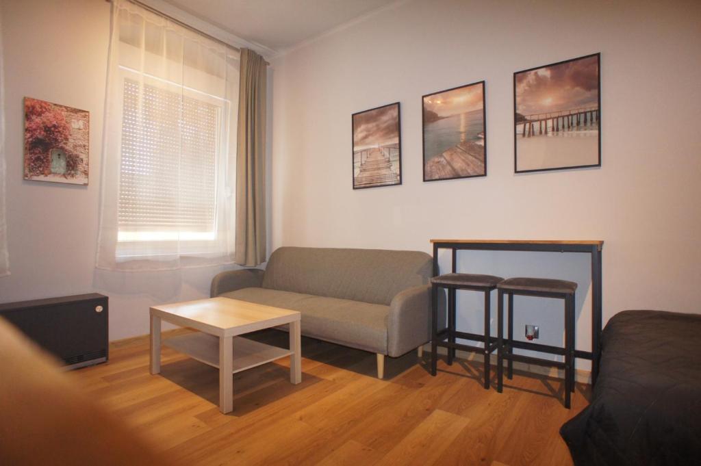 ein Wohnzimmer mit einem Sofa und einem Tisch in der Unterkunft Apartament przy Kazimierza in Zielona Góra
