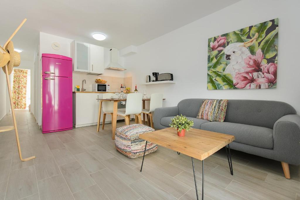 un salon avec un canapé et une table dans l'établissement Purple Volcano- pool, gym and activities in Sport Center Fariones included, à Puerto del Carmen