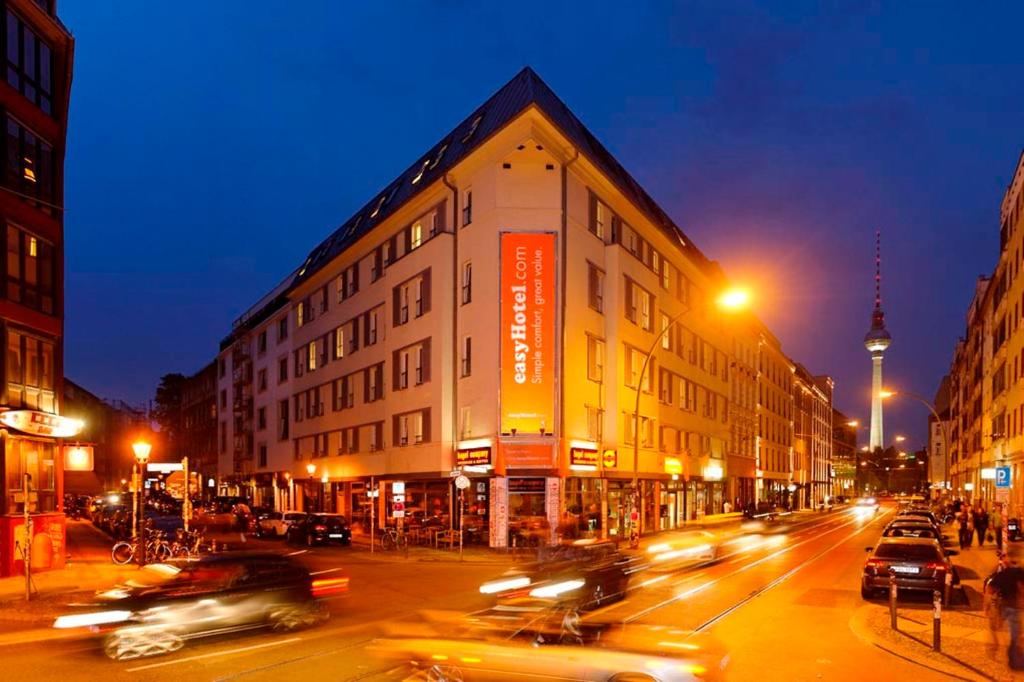 eine belebte Stadtstraße nachts mit Autos in der Unterkunft easyHotel Berlin Hackescher Markt in Berlin