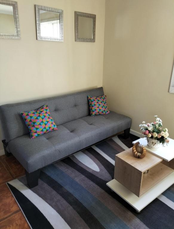 uma sala de estar com um sofá e uma mesa de centro em Habitaciones Barrancas em San Antonio