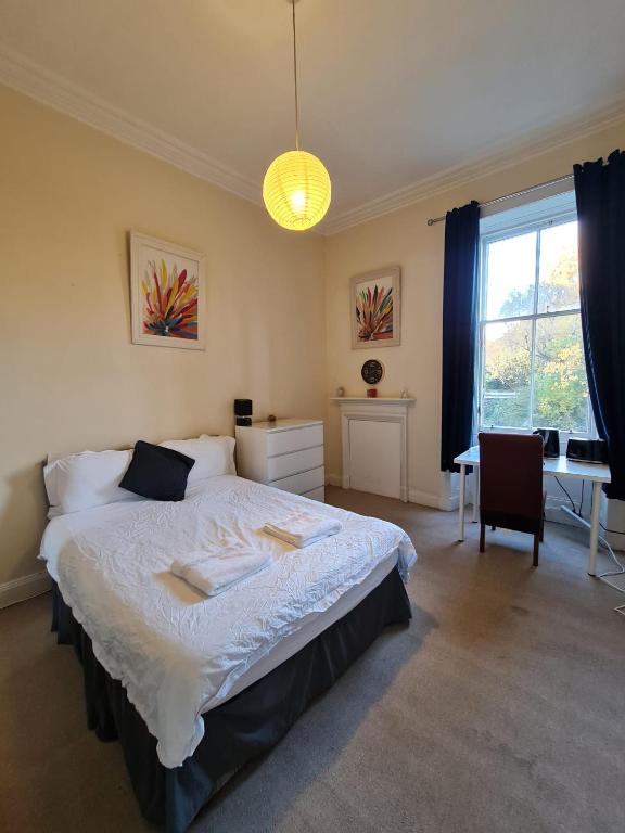 Postel nebo postele na pokoji v ubytování Haymarket Station Rooms