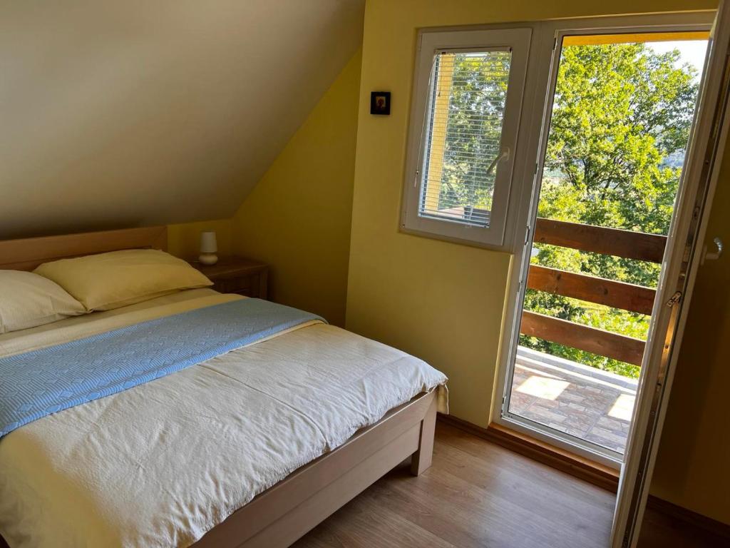Postel nebo postele na pokoji v ubytování Lepa kuca Tara Kremna