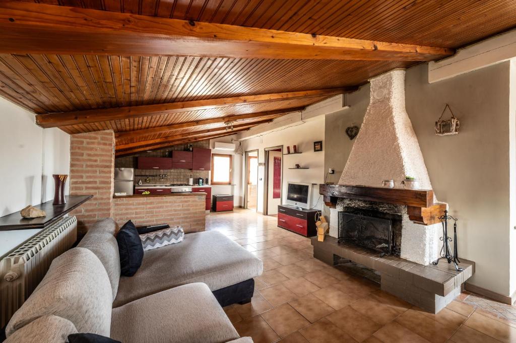 ein Wohnzimmer mit einem Sofa und einem Kamin in der Unterkunft L'Oasi di Ramona in Polesine Parmense