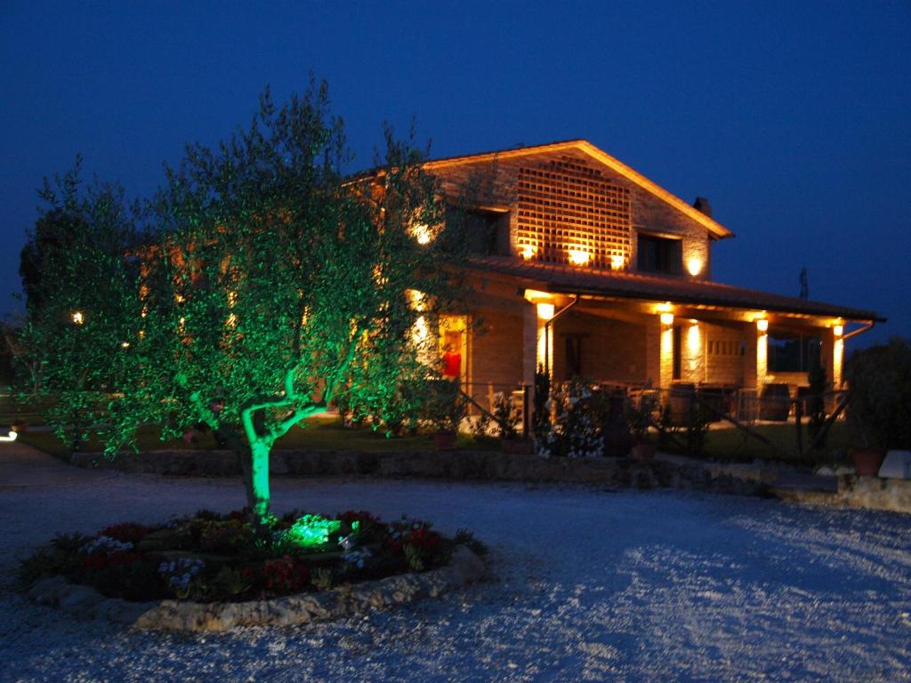 ein Haus mit einem Weihnachtsbaum davor in der Unterkunft Azienda Agrituristica Il Poggetto Delle Spighe in Collesalvetti