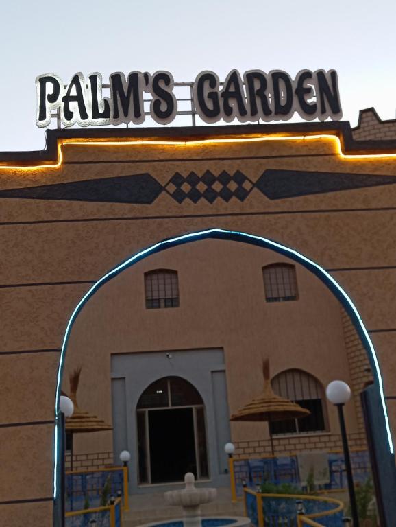 un edificio con un cartel que lee jardín de palmeras en Palms Garden en Erfoud