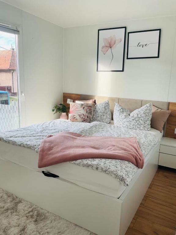 Postel nebo postele na pokoji v ubytování Deluxe Apartman Lara
