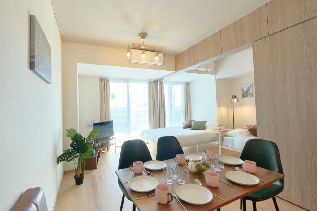 una habitación con mesa y sillas y un dormitorio en Modelo Sangenjaya - Vacation STAY 15700, en Tokio