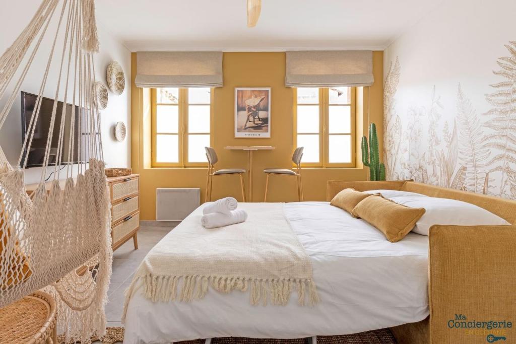 - une chambre avec un lit pliant et une chaise dans l'établissement Beethoven - St Michel - Métro - Tram - Stadium, à Toulouse