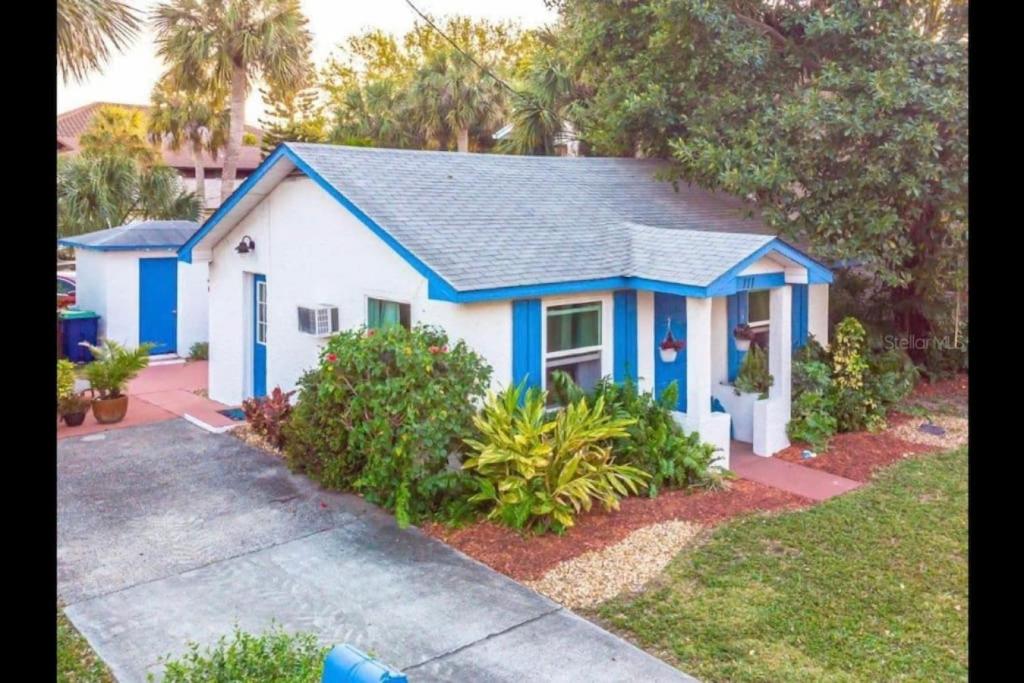 una pequeña casa azul y blanca con entrada en Beachy Paradise, en Clearwater Beach