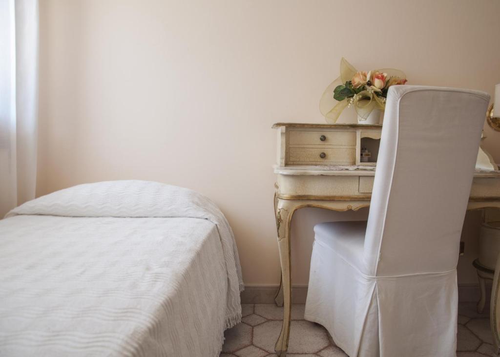 Postel nebo postele na pokoji v ubytování Hotel Villa Serena