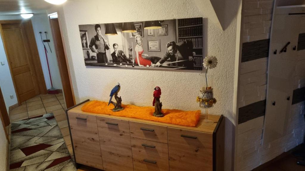 two toy figures on top of a dresser in a room at Schöne 4-Zimmer-Ferienwohnung zu vermieten in Löffingen