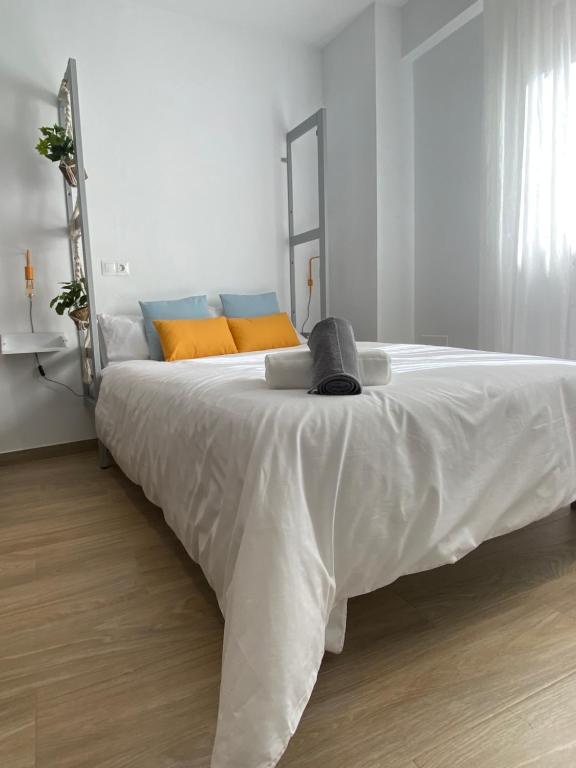 a large white bed in a white bedroom at Apartamento Andalucía Centro II in Antequera