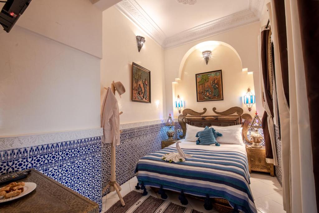 Postel nebo postele na pokoji v ubytování Riad Arabesque