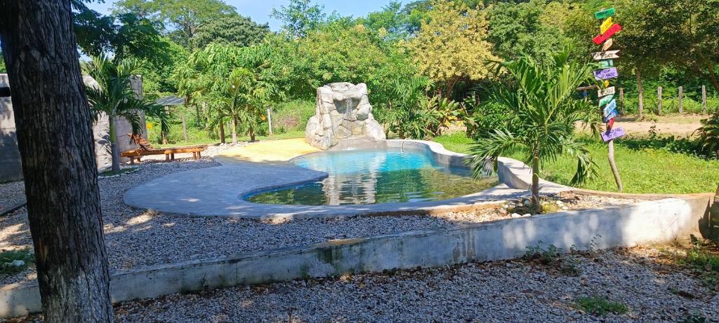 una piscina en un patio trasero con un tobogán de agua en Ecohotel Akuaipa, en San Juan del Cesar