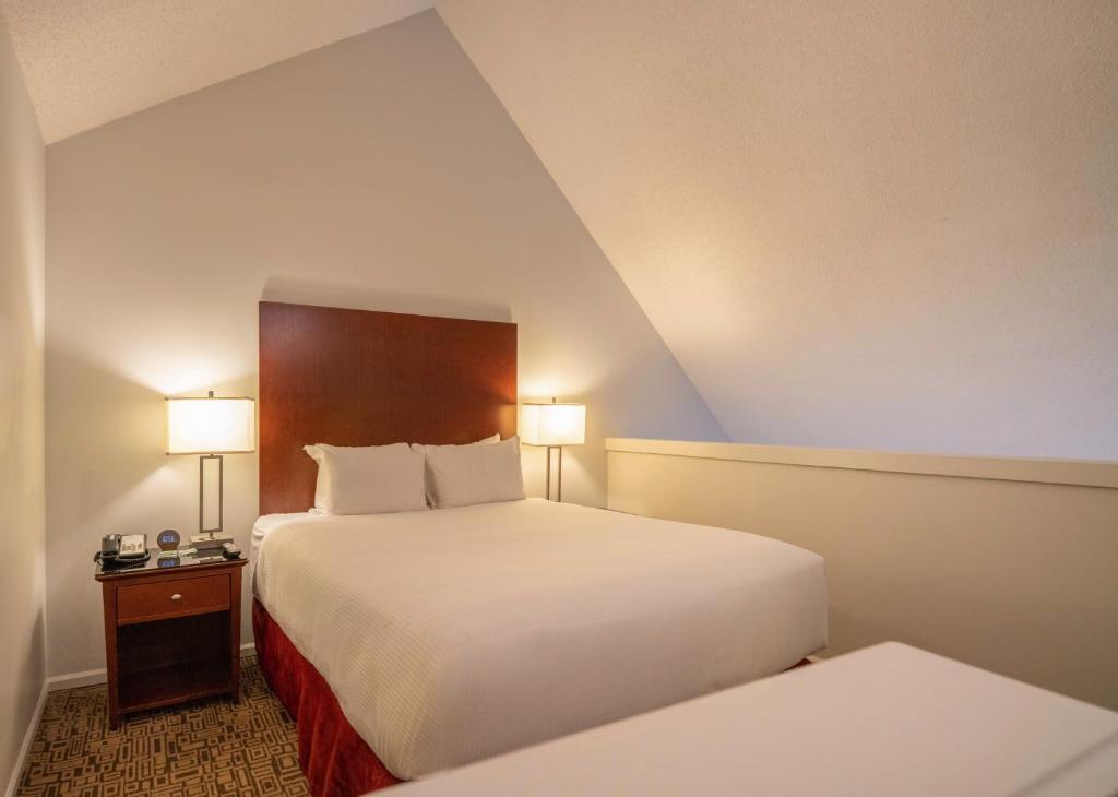 ein Hotelzimmer mit 2 Betten und 2 Lampen in der Unterkunft Mountain Side Hotel Whistler by Executive in Whistler