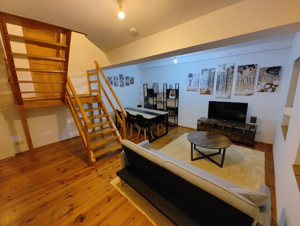salon z kanapą i stołem w obiekcie Cosy Triplex 3 chambres w mieście Pont-de-lʼArche