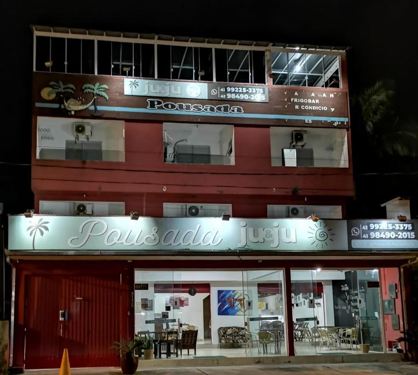 um edifício com um restaurante em frente em Pousada Ju&Ju à 400 mts DA PRAIA em Pontal do Paraná