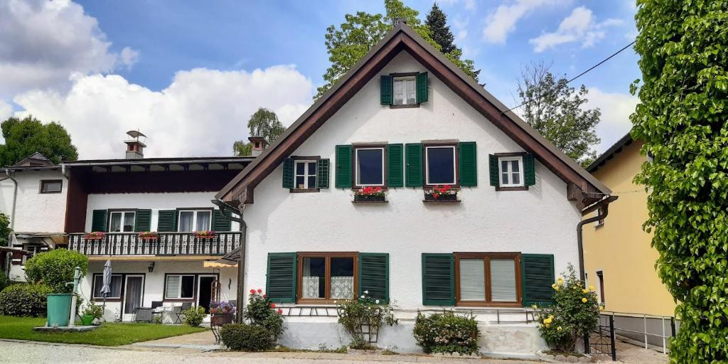 Maison blanche avec volets verts dans l'établissement Ferienwohnungen Haus Unterberger, à Bad Ischl