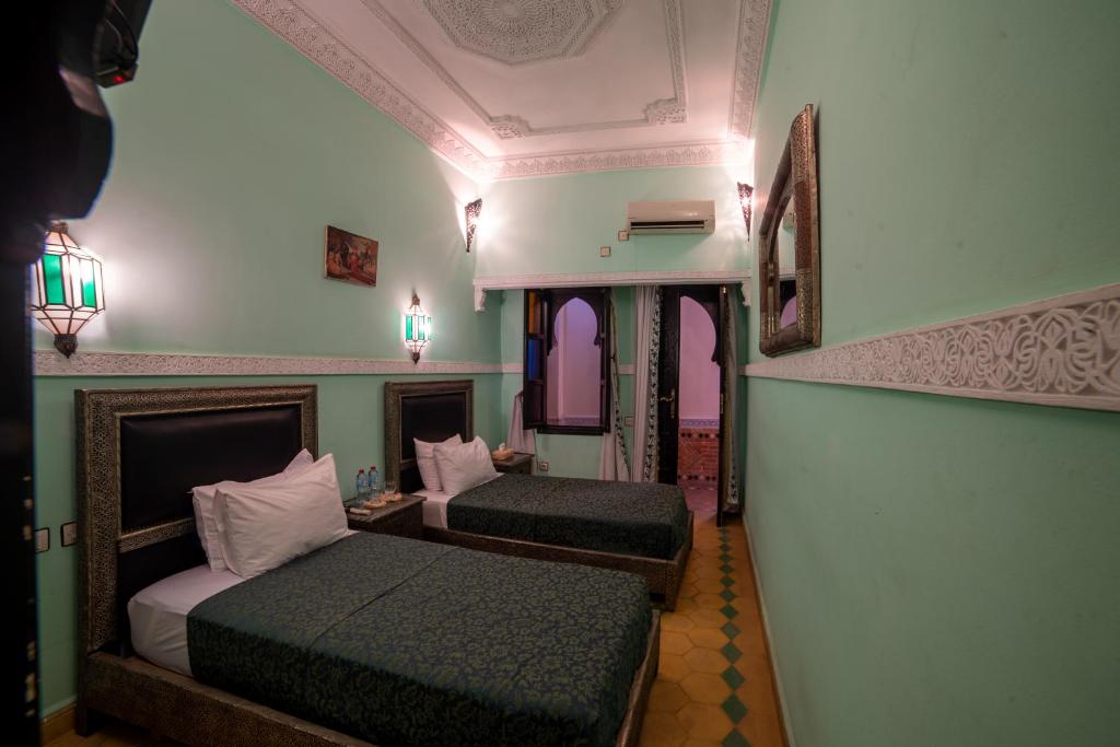 Postel nebo postele na pokoji v ubytování Riad Arabesque