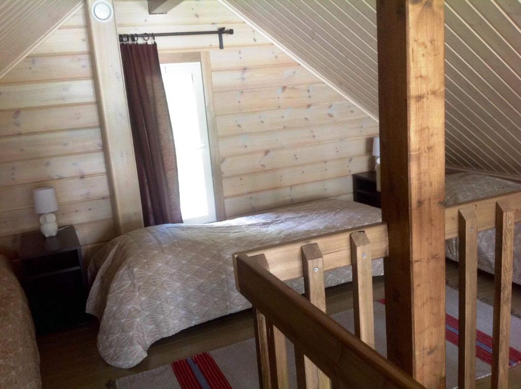 um quarto com um beliche num chalé de madeira em Inarin Kalakenttä em Inari