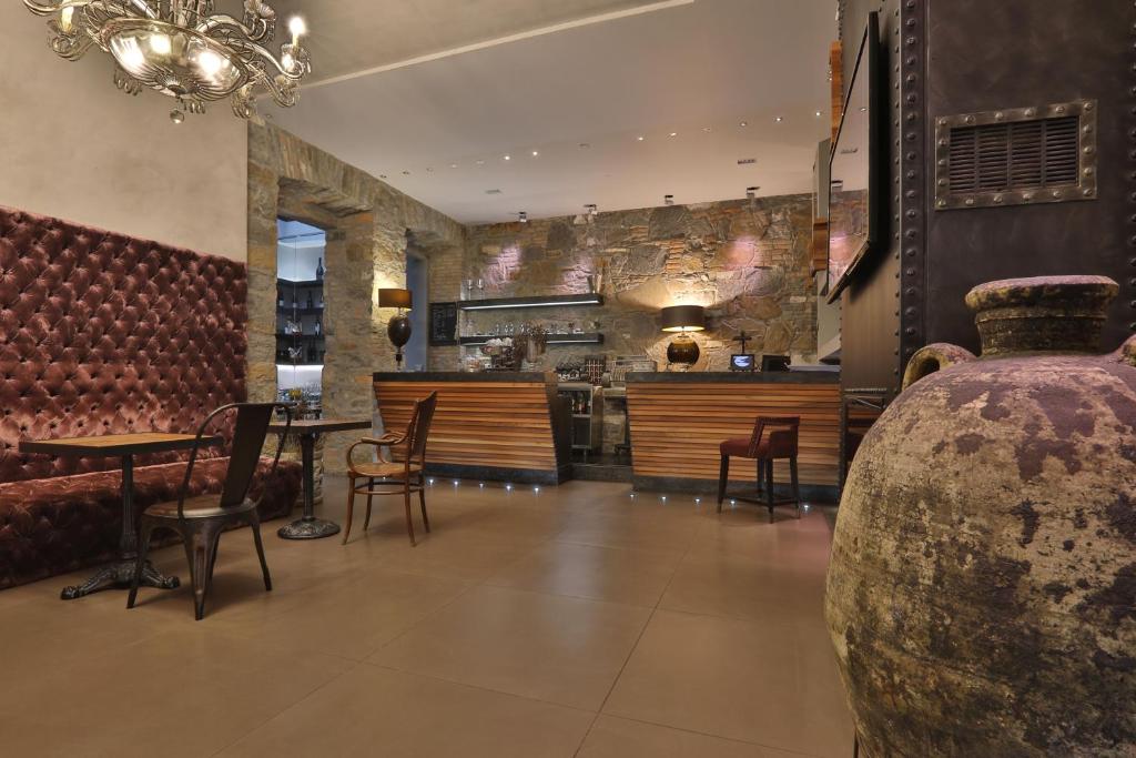 a restaurant with a table and chairs and a vase at Forvm boutique Hotel in Trieste