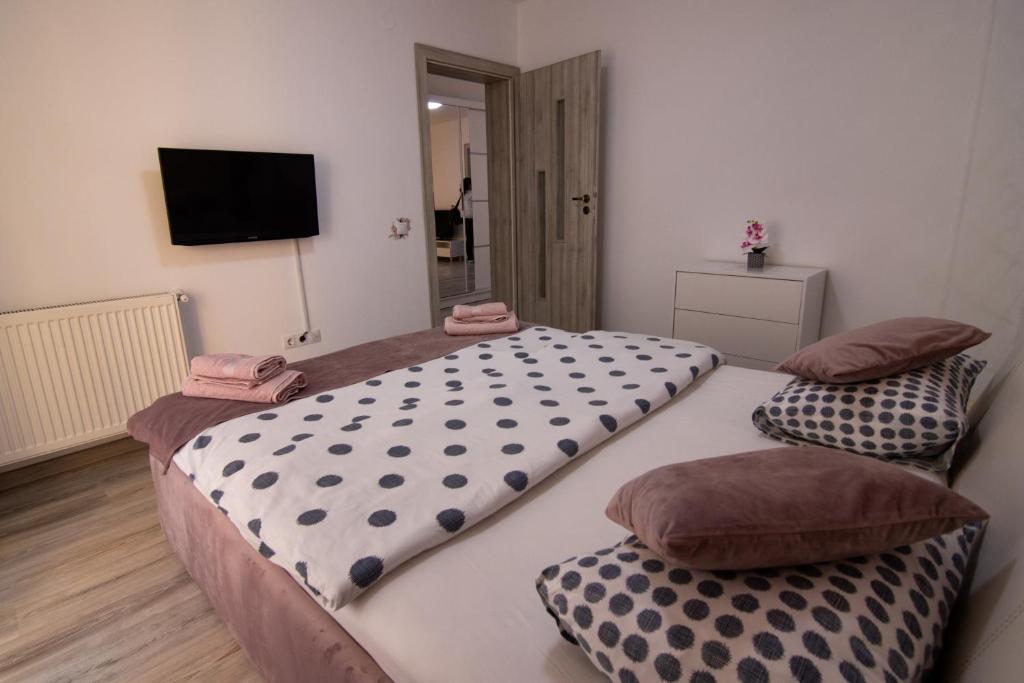 Cette chambre comprend 2 lits jumeaux et une télévision. dans l'établissement Happy Residence Sibiu, à Sibiu