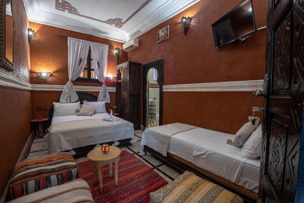 Postel nebo postele na pokoji v ubytování Riad Arabesque