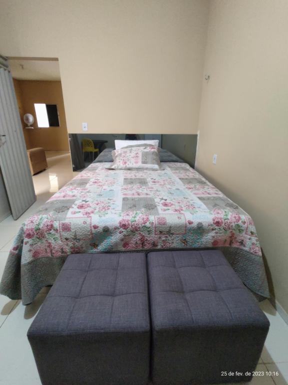ein Schlafzimmer mit einem Bett mit einer Decke darauf in der Unterkunft Casa mobiliada de 2 quartos na R Oliveira Alves Fontes, 609 - Jardim Gonzaga in Juazeiro do Norte
