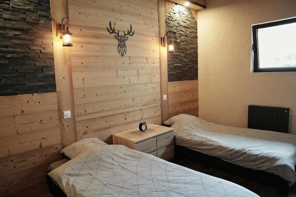 Postel nebo postele na pokoji v ubytování Charmant Appart' du Haut-Jura