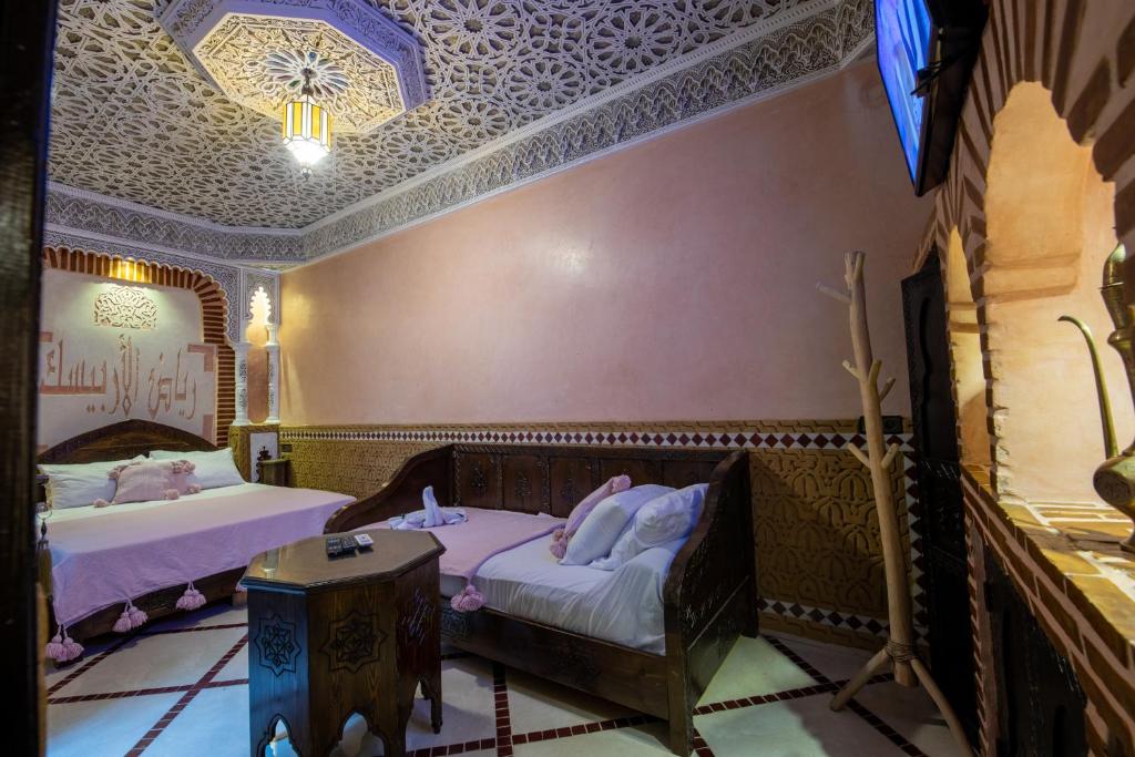 Postel nebo postele na pokoji v ubytování Riad Arabesque